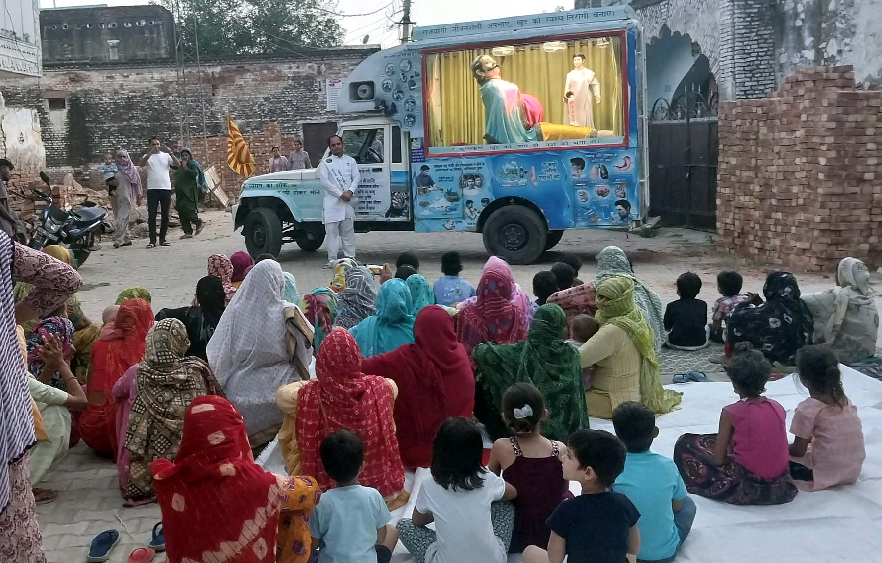 ग्रामीणों को नशा मुक्त भारत अभियान के दौरान जागरुक करते ब्रह्मकुमारीज संस्था के सदस्य। ग्रामीणों को नशा मुक्त भारत अभियान के दौरान जागरुक करते ब्रह्मकुमारीज संस्था के सदस्य।