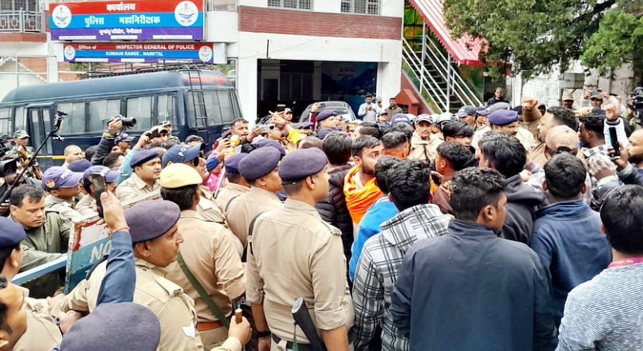 आईजी कार्यालय के सामने आमने-सामने आये लोग एवं पुलिस कर्मी। आईजी कार्यालय के सामने आमने-सामने आये लोग एवं पुलिस कर्मी।