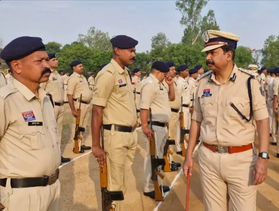 निरीक्षण करते एसएसपी-डीआईजी प्रशांत कुमार ठाकुर। निरीक्षण करते एसएसपी-डीआईजी प्रशांत कुमार ठाकुर।