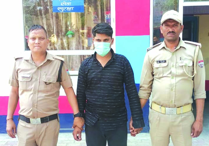 मंगलौर पुलिस की गिरफ्त में आरोपित मंगलौर पुलिस की गिरफ्त में आरोपित