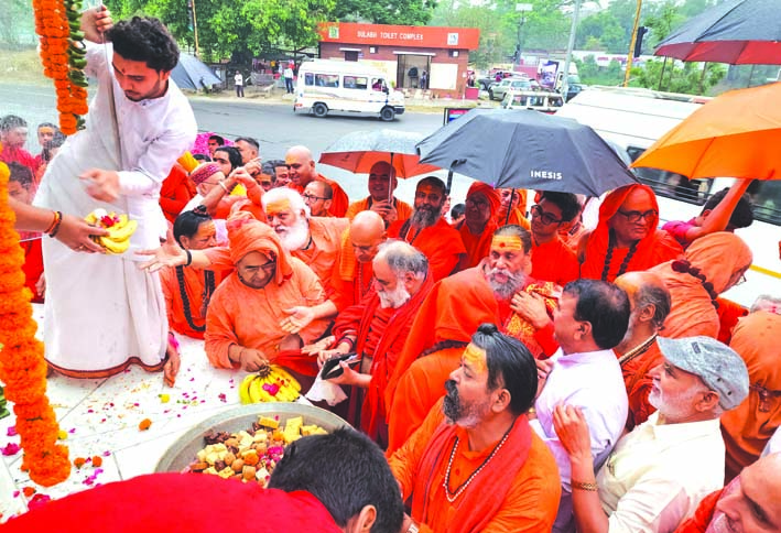 शंकराचार्य चौक पर पूजन के दौरान उपस्थित संत शंकराचार्य चौक पर पूजन के दौरान उपस्थित संत