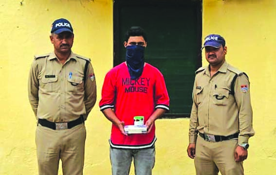 पथरी पुलिस की गिरफ्त में आरोपित पथरी पुलिस की गिरफ्त में आरोपित