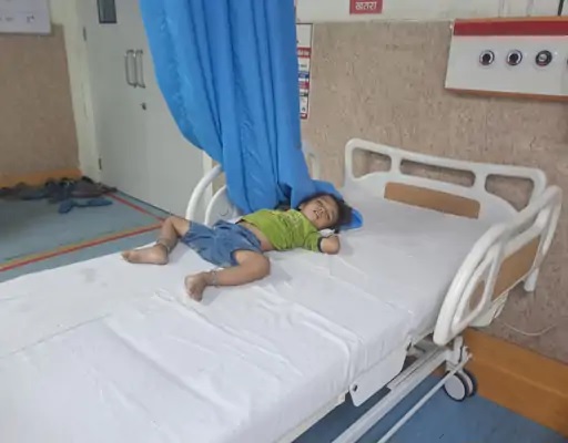 हादसे में घायल तीन साल का मासूम कार्तिक। हादसे में घायल तीन साल का मासूम कार्तिक।