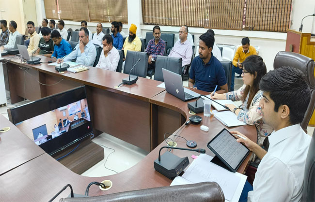 रेवाड़ी में समाधान शिविर की समीक्षात्मक बैठक लेते उपायुक्त अभिषेक मीणा। रेवाड़ी में समाधान शिविर की समीक्षात्मक बैठक लेते उपायुक्त अभिषेक मीणा।