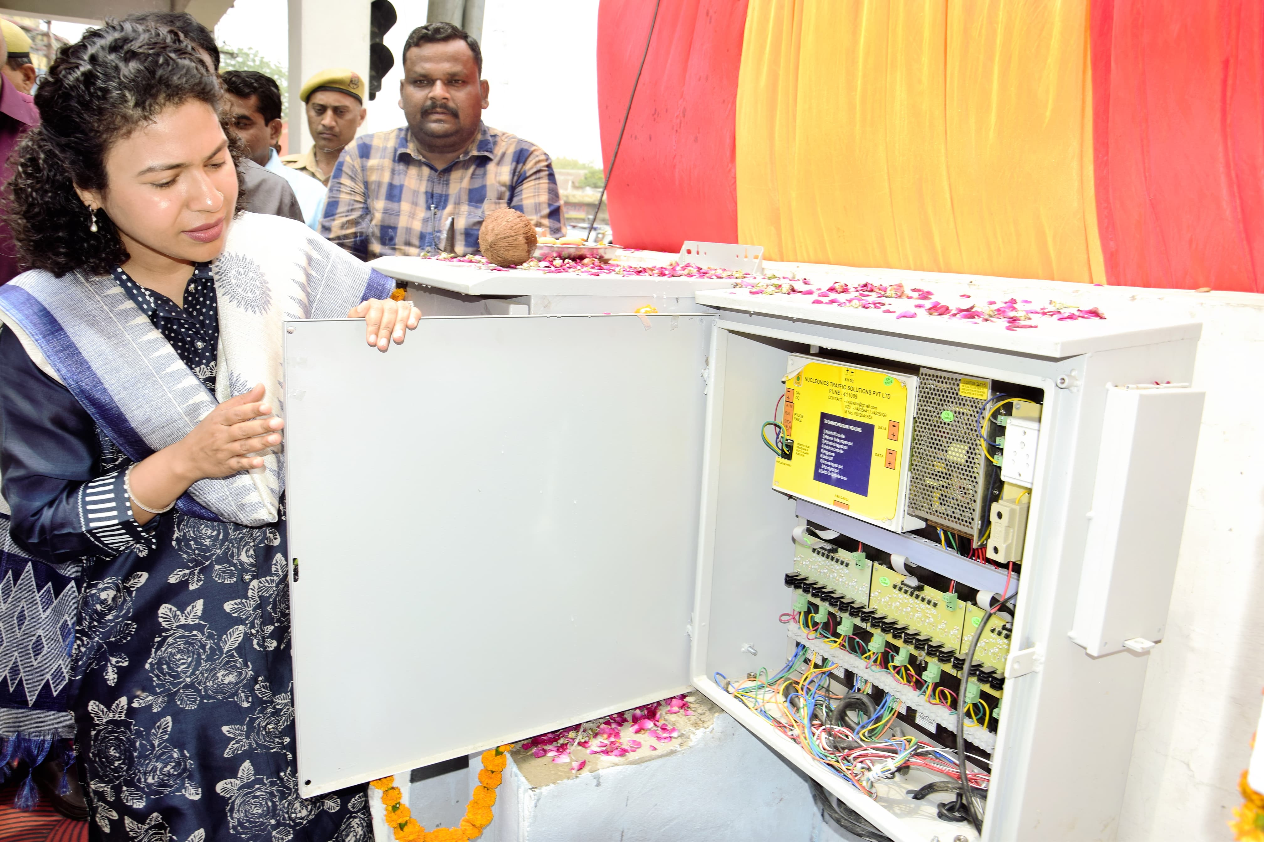 ट्रैफिक लाइट पैनल को देखती डीएम दुर्गा शक्ति नागपाल