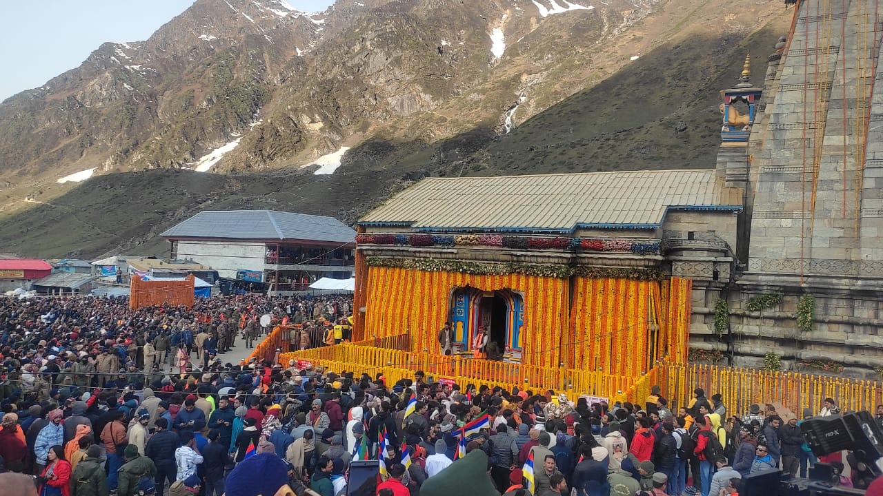 बाबा केदारनाथ के कपाट खुलने पर मौजूद श्रद्धालु। बाबा केदारनाथ के कपाट खुलने पर मौजूद श्रद्धालु।