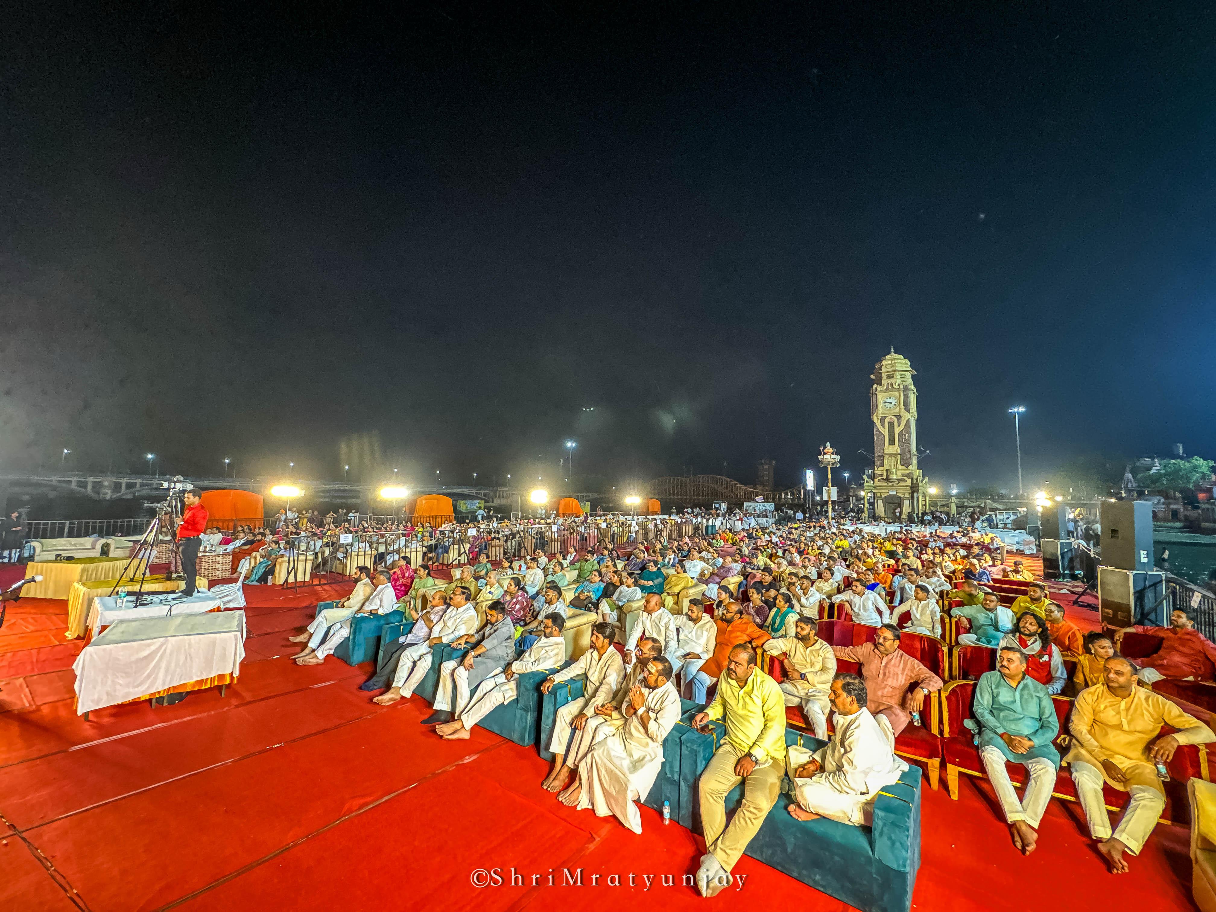 कथा सुनते श्रद्धालु कथा सुनते श्रद्धालु