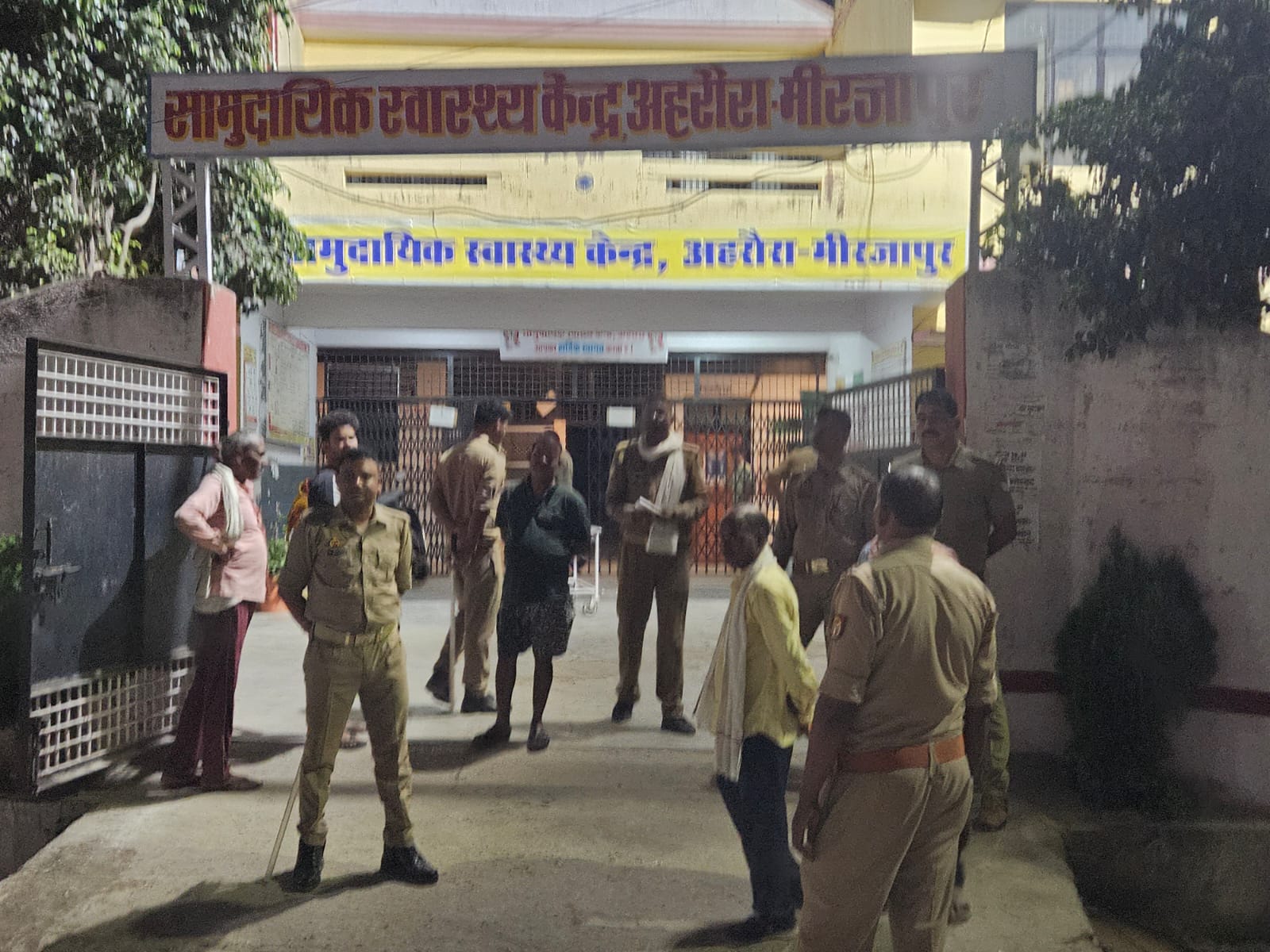 घटना के बाद सीएचसी पर मौजूद पुलिस। घटना के बाद सीएचसी पर मौजूद पुलिस।
