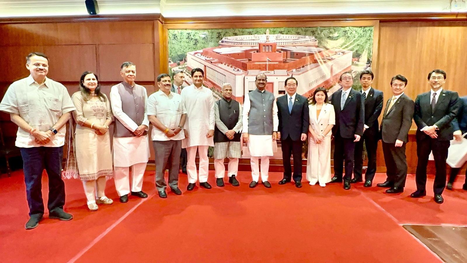 जापान के हाउस ऑफ रिप्रेजेंटेटिव्स के स्पीकर, नुकागा फुकुशिरो के साथ लोकसभा अध्यक्ष व अन्य सांसद जापान के हाउस ऑफ रिप्रेजेंटेटिव्स के स्पीकर, नुकागा फुकुशिरो के साथ लोकसभा अध्यक्ष व अन्य सांसद