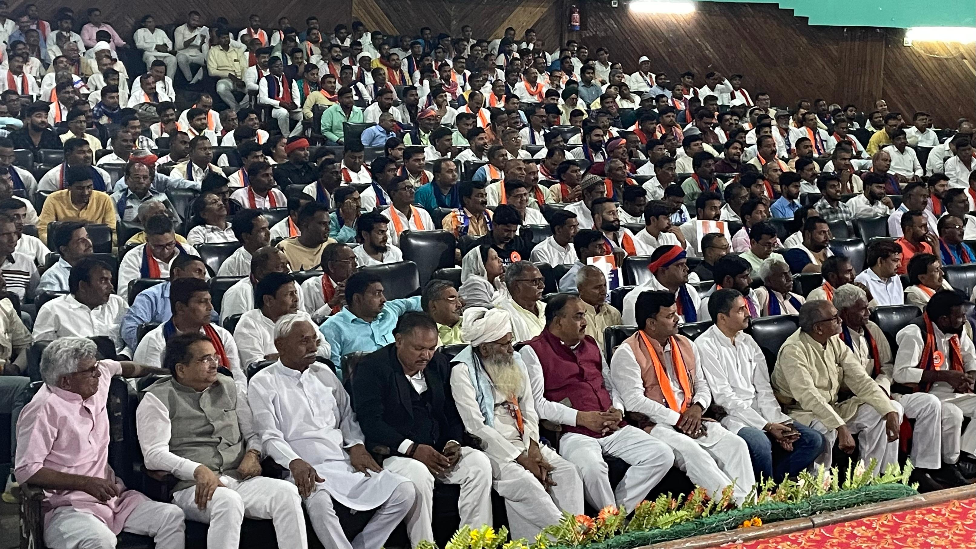 समीक्षा बैठक के दौरान उपस्थित पार्टी नेतागण समीक्षा बैठक के दौरान उपस्थित पार्टी नेतागण