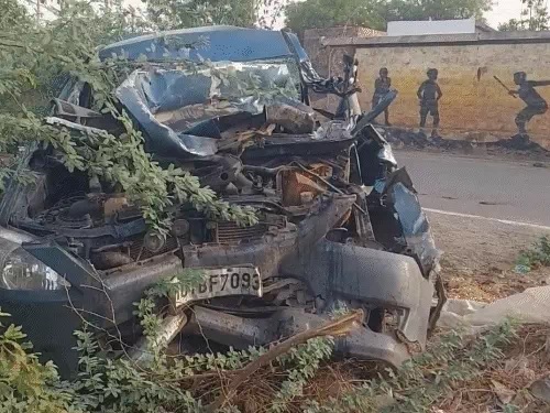 ट्रक से टकराने के बाद कार का अगला हिस्सा बुरी तरह चकनाचूर हो गया। ट्रक से टकराने के बाद कार का अगला हिस्सा बुरी तरह चकनाचूर हो गया।