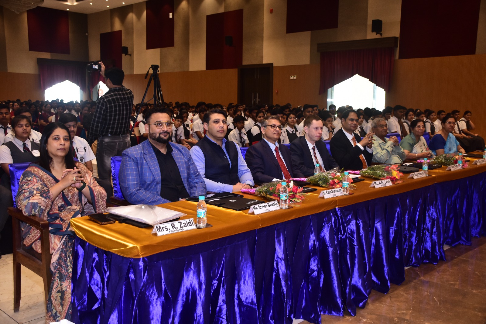 शिखर सम्मेलन में उपस्थित लोग