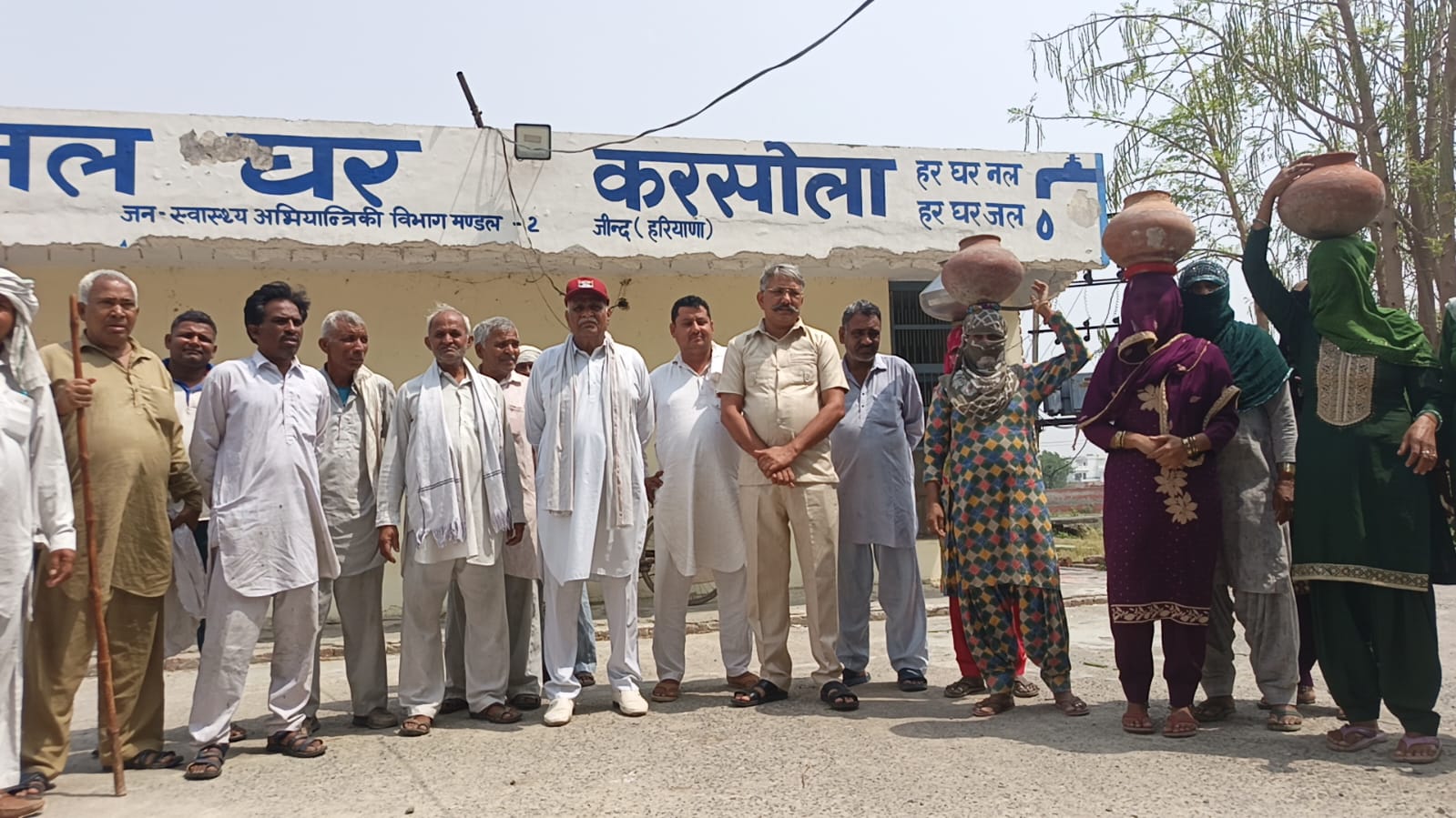 करसोला गांव में पेयजल किल्लत को लेकर पहुंचे ग्रामीण। करसोला गांव में पेयजल किल्लत को लेकर पहुंचे ग्रामीण।