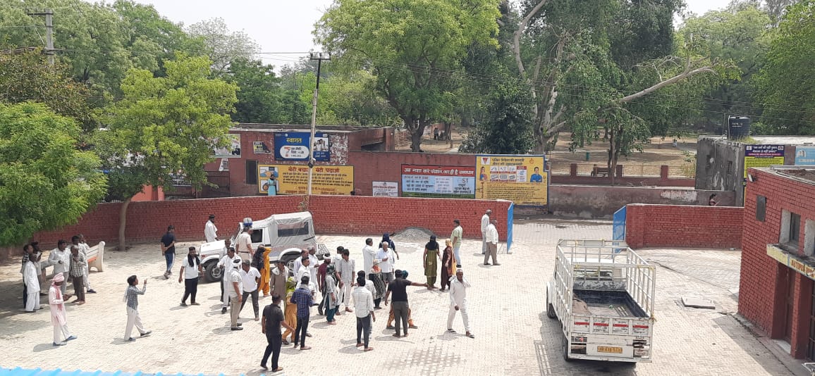 मृतका के शव का पोस्टमार्टम करवाने आए परिजन। मृतका के शव का पोस्टमार्टम करवाने आए परिजन।