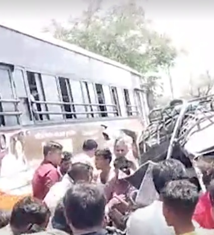 साबरकांठा जिले के खेड़ब्रह्मा रोड पर हिंगटिया के समीप शनिवार दोपहर भीषण सड़क हादसे में तीन वाहन टकरा गए। साबरकांठा जिले के खेड़ब्रह्मा रोड पर हिंगटिया के समीप शनिवार दोपहर भीषण सड़क हादसे में तीन वाहन टकरा गए।
