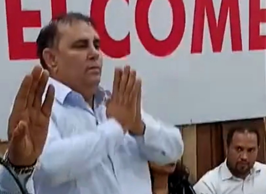 ठेकेदार सुरेंद्र जागलान माफी मांगते हुए ठेकेदार सुरेंद्र जागलान माफी मांगते हुए
