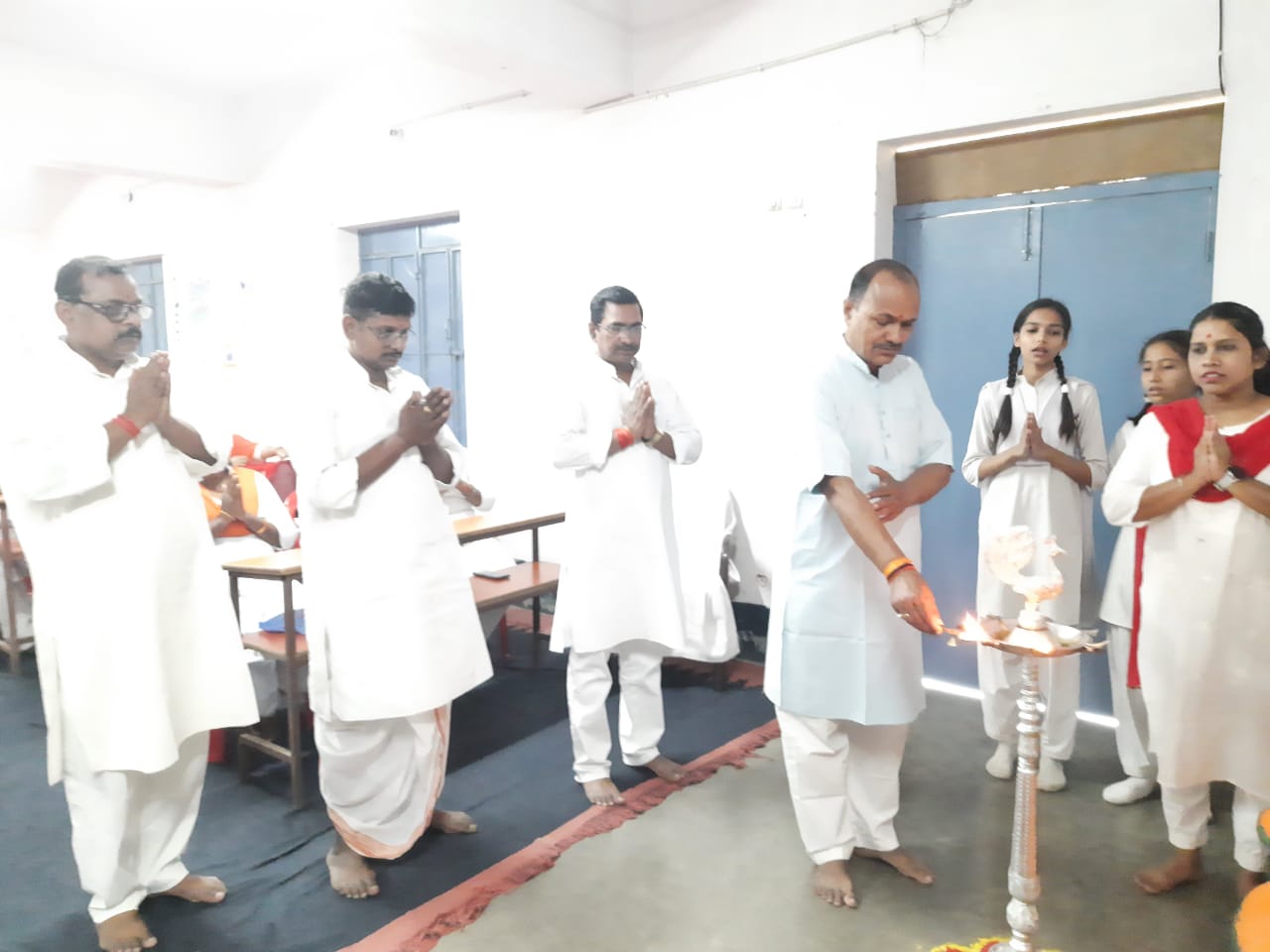 उद्घाटन करते अतिथि उद्घाटन करते अतिथि