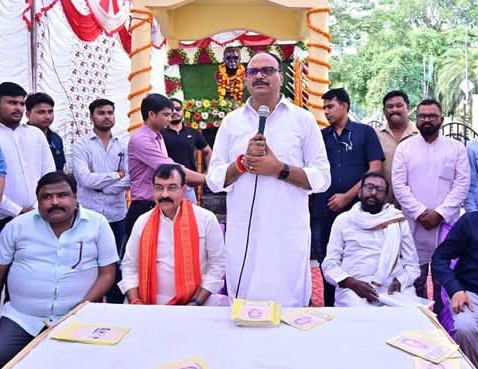 पुण्यतिथि कार्यक्रम में बोलते हुए उपमुख्यमंत्री ब्रजेश पाठक (फोटो)