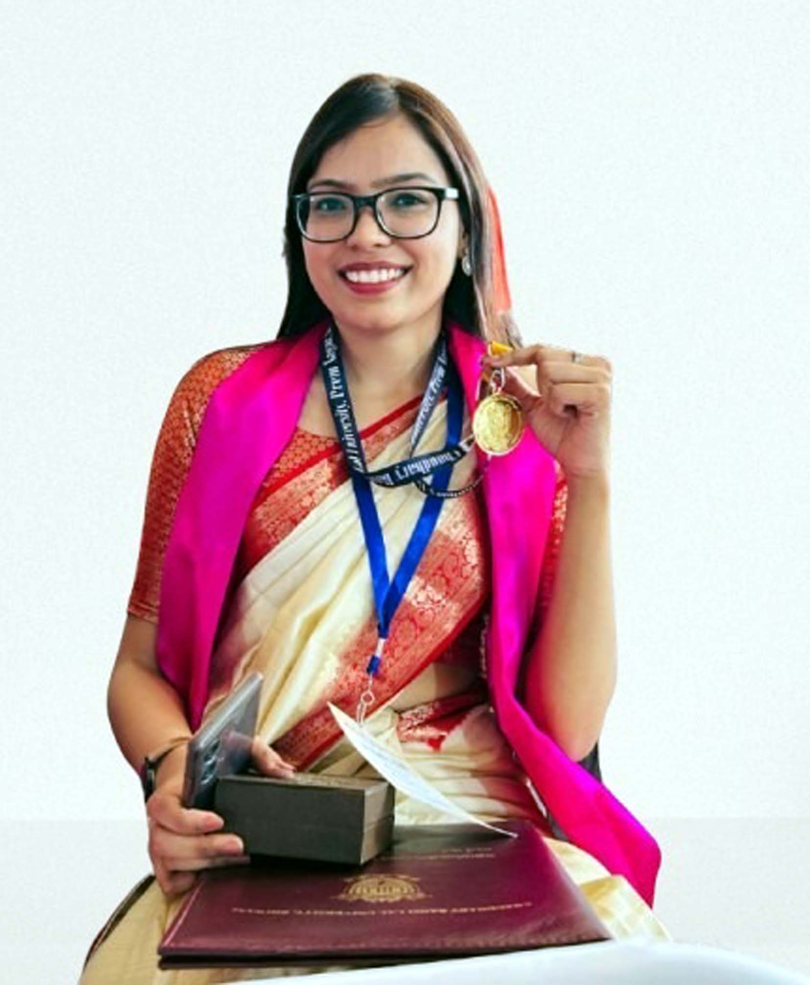 छात्रा दीपाली विश्वविद्यालय से प्राप्त गोल्ड मैडल के साथ। छात्रा दीपाली विश्वविद्यालय से प्राप्त गोल्ड मैडल के साथ।