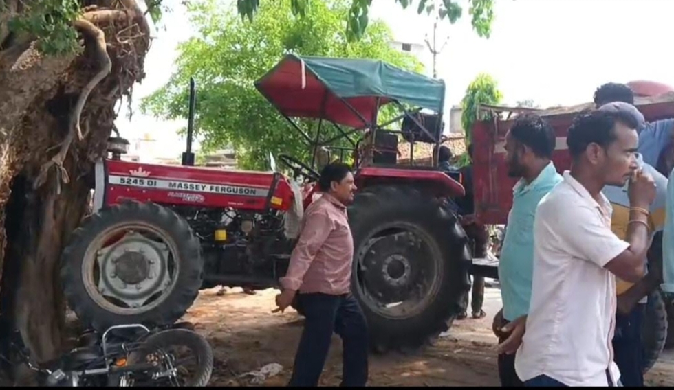 घटना स्थल के पास खड़ा ट्रेक्टर। घटना स्थल के पास खड़ा ट्रेक्टर।
