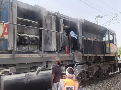 हादसे के बाद रेलवे अधिकारियों की टीम मौके पर पहुंची। हादसे के बाद रेलवे अधिकारियों की टीम मौके पर पहुंची।