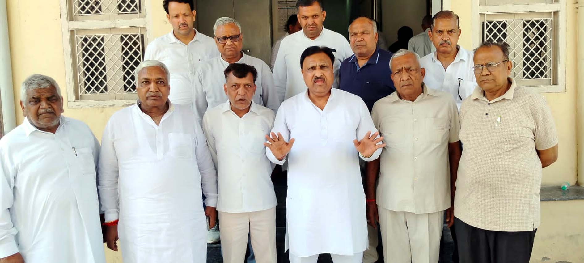 व्यापारी प्रतिनिधियों को संबोधित करते व्यापार मंडल के प्रांतीय अध्यक्ष बजरंग गर्ग। व्यापारी प्रतिनिधियों को संबोधित करते व्यापार मंडल के प्रांतीय अध्यक्ष बजरंग गर्ग।