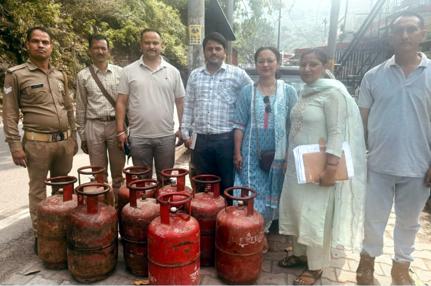 पकड़े गये घरेलू गैस सिलेंडरों के साथ दल। पकड़े गये घरेलू गैस सिलेंडरों के साथ दल।