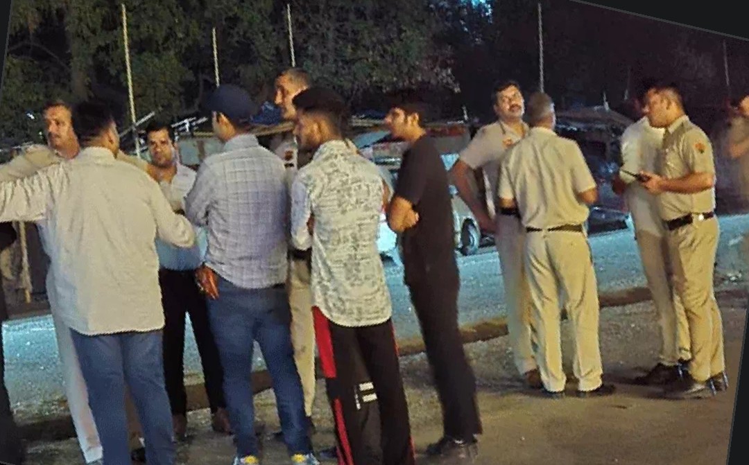 मौके पर कार्रवाई करते पुलिसकर्मी मौके पर कार्रवाई करते पुलिसकर्मी