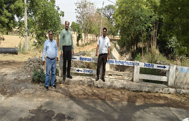मनरेगा में करवाए गए विकास के कामों का निरीक्षण करते हुए निदेशक डा. जे.के. अभीर। मनरेगा में करवाए गए विकास के कामों का निरीक्षण करते हुए निदेशक डा. जे.के. अभीर।