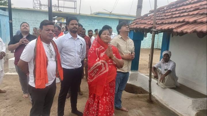 मंत्री संपतिया उइके और सांसद फग्गन सिंह कुलस्ते ने चौगान हेलीपैड का जायजा लिया मंत्री संपतिया उइके और सांसद फग्गन सिंह कुलस्ते ने चौगान हेलीपैड का जायजा लिया