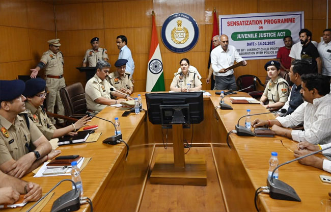 सोनीपत: लघु सचिवालय में पुलिस आयुक्त नाजनीन भसीन व्यापारिक संगठनों और पुलिस प्रशासन बैठक की अध्यक्षता करते हुए। सोनीपत: लघु सचिवालय में पुलिस आयुक्त नाजनीन भसीन व्यापारिक संगठनों और पुलिस प्रशासन बैठक की अध्यक्षता करते हुए।