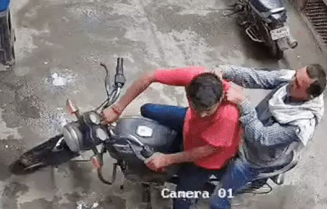 सोनीपत: बाइक सवार बबलू से पुलिसकर्मी बदसलूकी करते हुए सीसीटीवी फूटेज से लिया गया फोटो सोनीपत: बाइक सवार बबलू से पुलिसकर्मी बदसलूकी करते हुए सीसीटीवी फूटेज से लिया गया फोटो