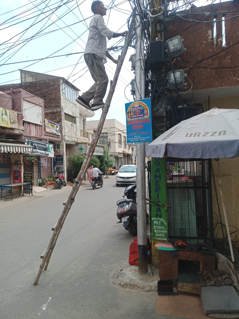 रेशमघर कॉलोनी में स्ट्रीट लाइट्स को ठीक करवाने की पहल रेशमघर कॉलोनी में स्ट्रीट लाइट्स को ठीक करवाने की पहल