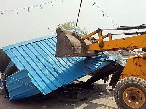 डीटीपी और एफएमडीए ने ग्रीन बेल्ट से हटाया अतिक्रमण। डीटीपी और एफएमडीए ने ग्रीन बेल्ट से हटाया अतिक्रमण।