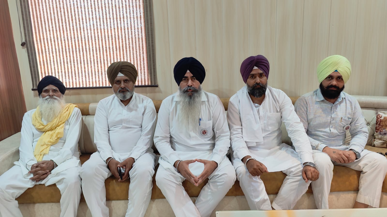 किसानों के साथ बैठक करते लखविंद्र सिंह। किसानों के साथ बैठक करते लखविंद्र सिंह।