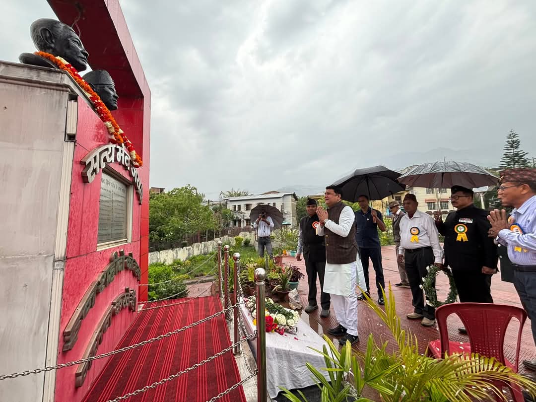 बलिदानियों को श्रद्धांजलि देते हुए विधायक सुधीर शर्मा। बलिदानियों को श्रद्धांजलि देते हुए विधायक सुधीर शर्मा।