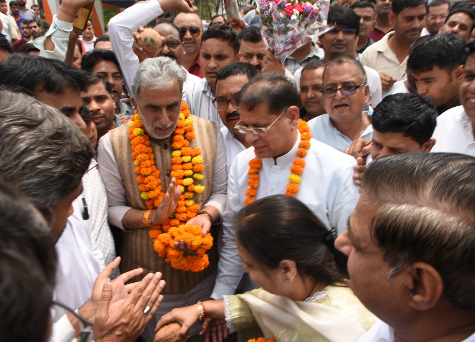 केंद्रीय राज्यमंत्री कृष्णपाल गुर्जर सीवरेज व पानी की लाइन डालने के कार्य का शुभारंभ करते हुए केंद्रीय राज्यमंत्री कृष्णपाल गुर्जर सीवरेज व पानी की लाइन डालने के कार्य का शुभारंभ करते हुए