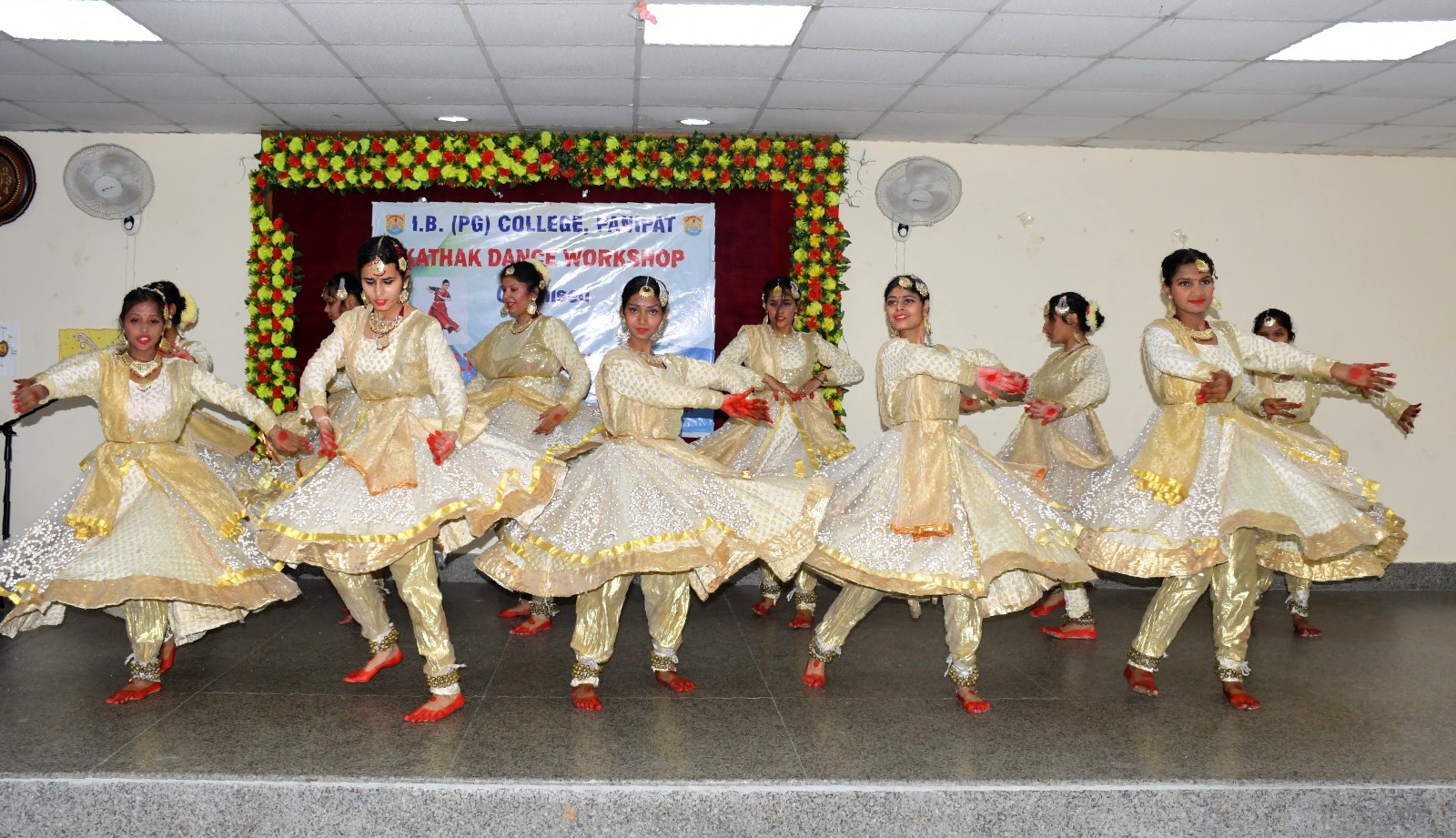 आईबी महाविद्यालय में कत्थक करती छात्राएं आईबी महाविद्यालय में कत्थक करती छात्राएं