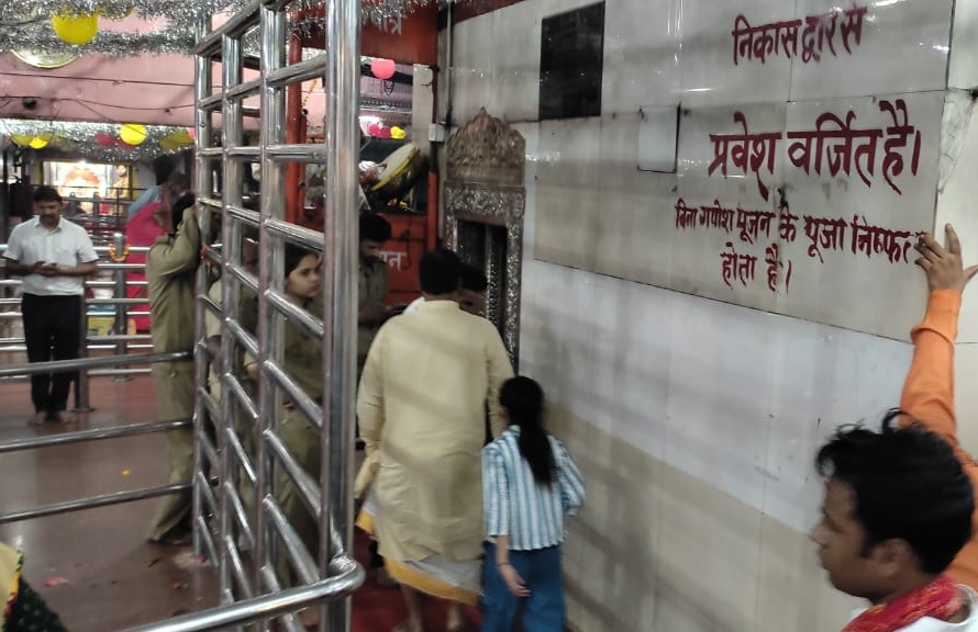 गर्भगृह के प्रथम निकास द्वार पर साढ़े चार फीट चौड़ी नई स्टील रेलिंग स्थापित। गर्भगृह के प्रथम निकास द्वार पर साढ़े चार फीट चौड़ी नई स्टील रेलिंग स्थापित।