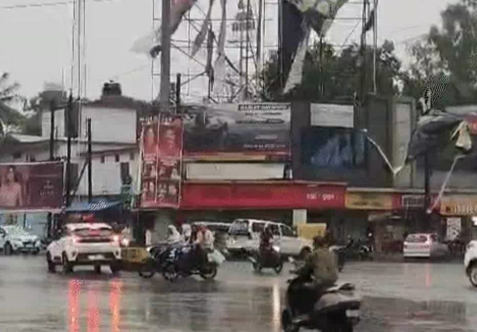अंबिकापुर में तेज हवाओं के साथ बारिश अंबिकापुर में तेज हवाओं के साथ बारिश