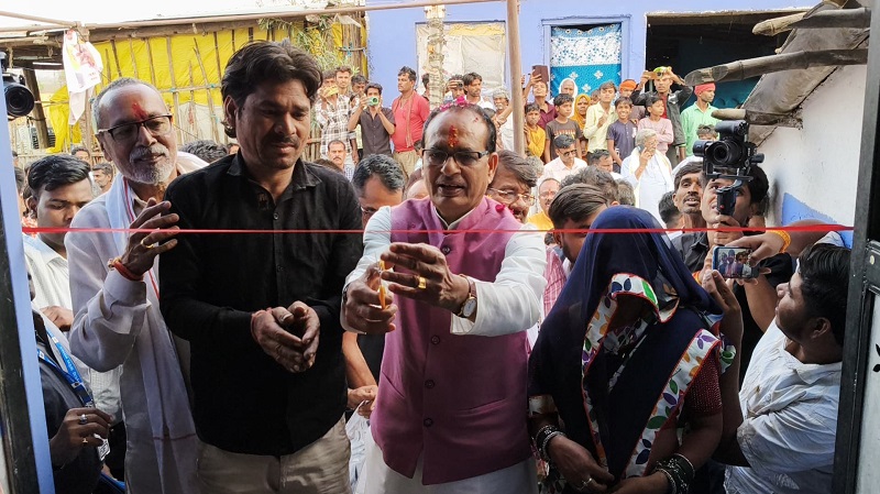 हितग्राहियों को गृह प्रवेश कराया हितग्राहियों को गृह प्रवेश कराया