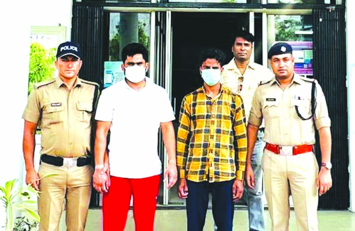 बहादराबाद पुलिस की गिरफ्त में आरोपित बहादराबाद पुलिस की गिरफ्त में आरोपित