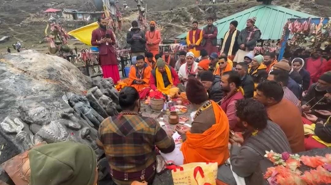 भगवान भैरवनाथ की पूजा-अर्चना करते तीर्थ पुरोहित। भगवान भैरवनाथ की पूजा-अर्चना करते तीर्थ पुरोहित।