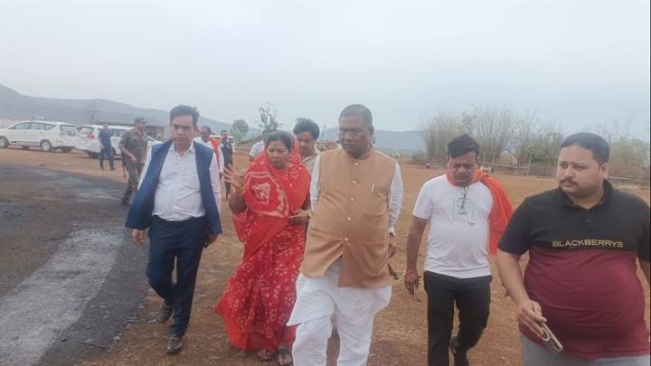 मंत्री संपतिया उइके और सांसद फग्गन सिंह कुलस्ते ने चौगान हेलीपैड का जायजा लिया मंत्री संपतिया उइके और सांसद फग्गन सिंह कुलस्ते ने चौगान हेलीपैड का जायजा लिया