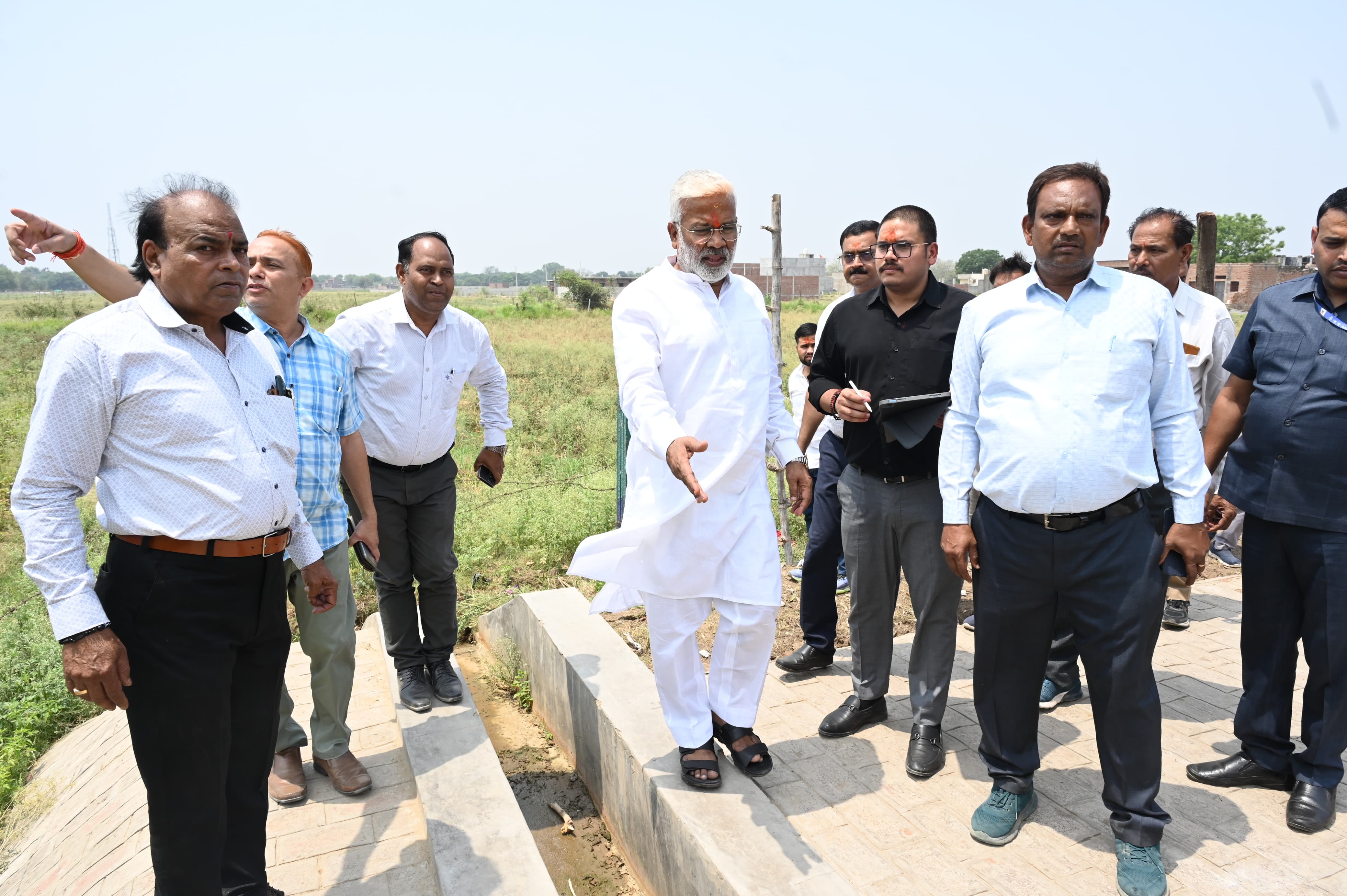 लखनपुर स्थित राजकीय नलकूप का औचक निरीक्षण करते जलशक्ति मंत्री स्वतंत्र देव सिंह। लखनपुर स्थित राजकीय नलकूप का औचक निरीक्षण करते जलशक्ति मंत्री स्वतंत्र देव सिंह।