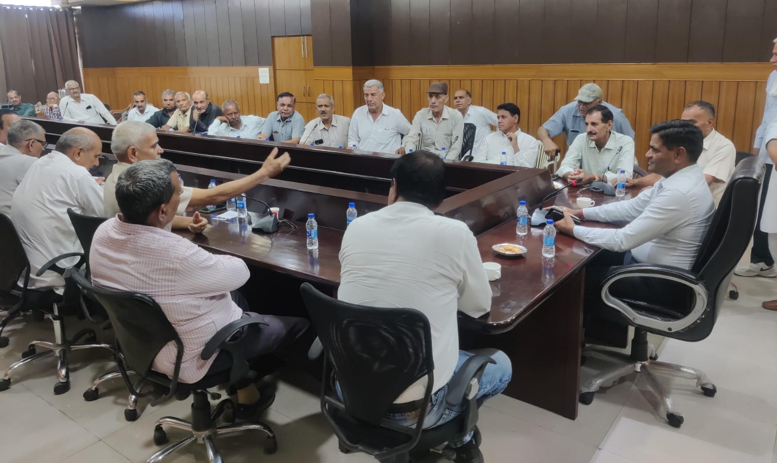 रिटायर्ड पुलिस अधिकारियों की बैठक में भाग लेते अधिकारी रिटायर्ड पुलिस अधिकारियों की बैठक में भाग लेते अधिकारी
