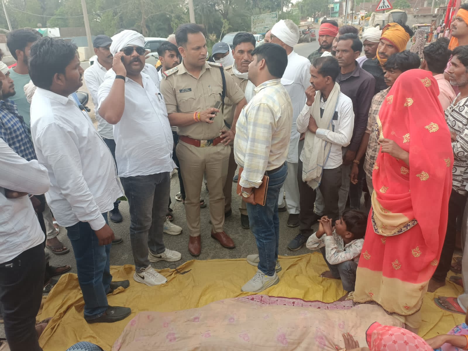 पथरी का इलाज कराने आई लड़की की मौत, परिजनों ने सड़क पर शव को रखकर किया हंगामा पथरी का इलाज कराने आई लड़की की मौत, परिजनों ने सड़क पर शव को रखकर किया हंगामा
