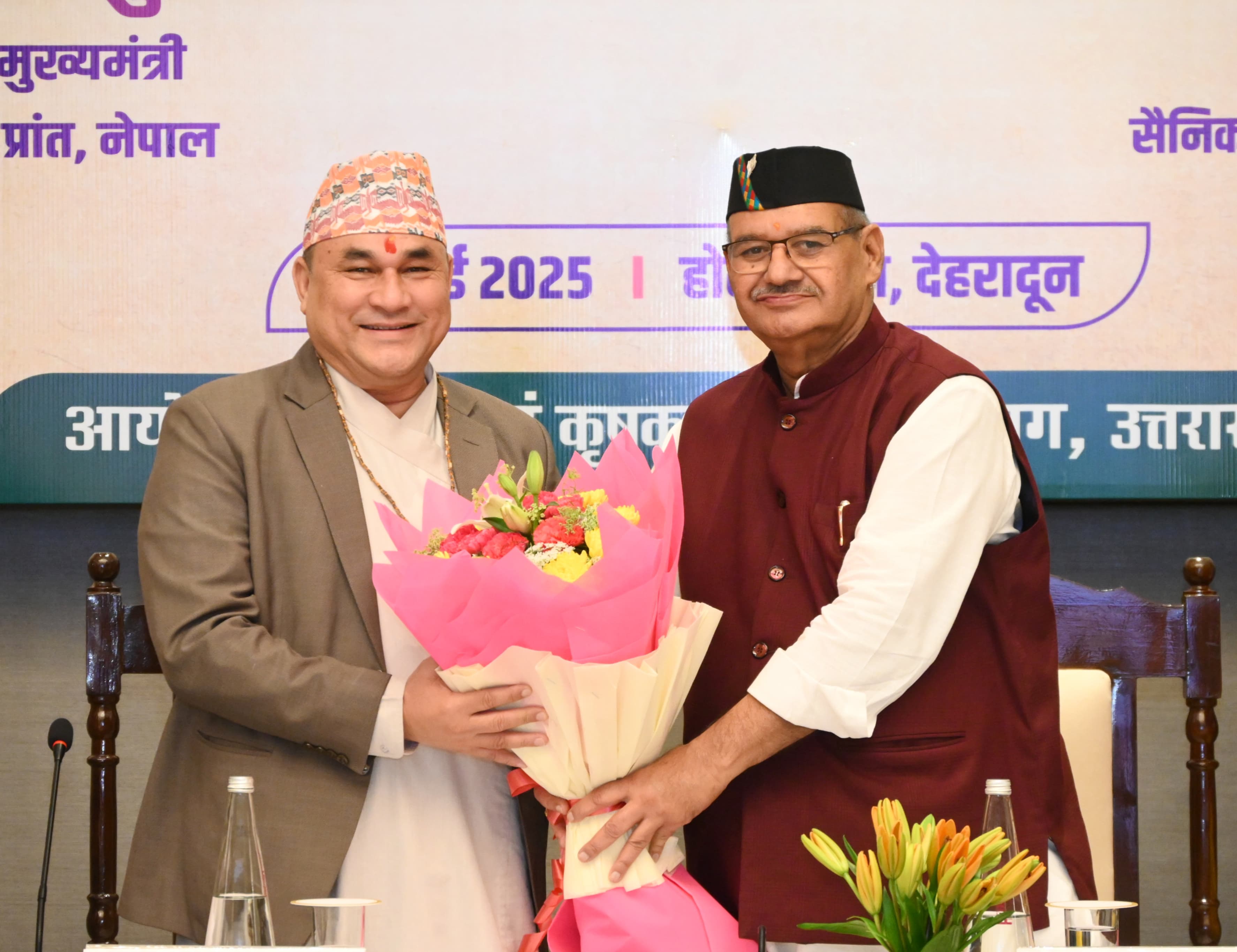 नेपाल सुदूर पश्चिम प्रांत के मुख्यमंत्री का स्वागत करते गणेश जोशी। नेपाल सुदूर पश्चिम प्रांत के मुख्यमंत्री का स्वागत करते गणेश जोशी।