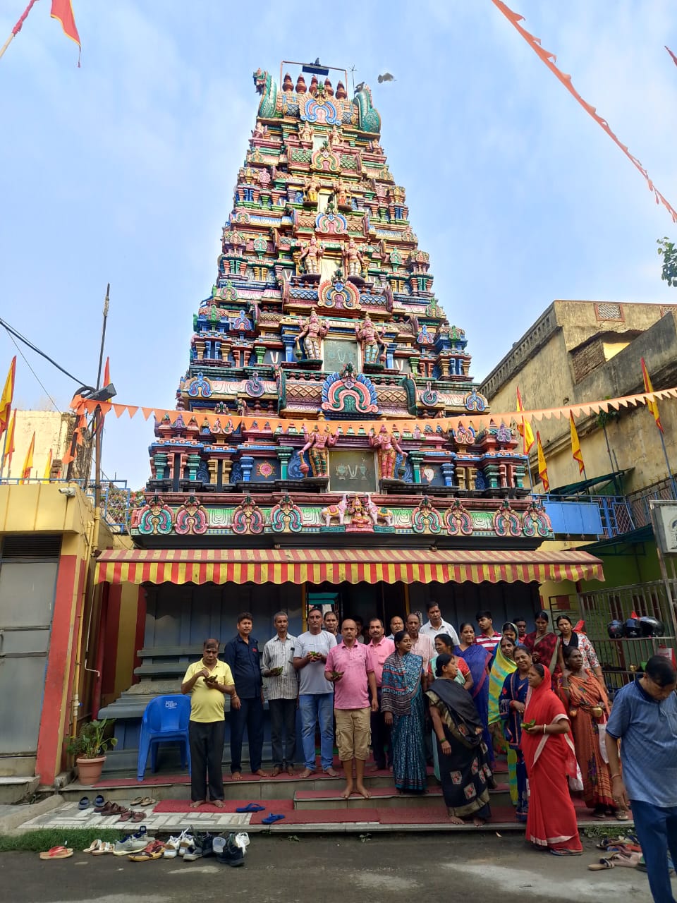 श्रीलक्ष्मी वेंकटेश्वर मंदिर के भंडारे में शामिल श्रद्धालुओं की तस्वीर श्रीलक्ष्मी वेंकटेश्वर मंदिर के भंडारे में शामिल श्रद्धालुओं की तस्वीर