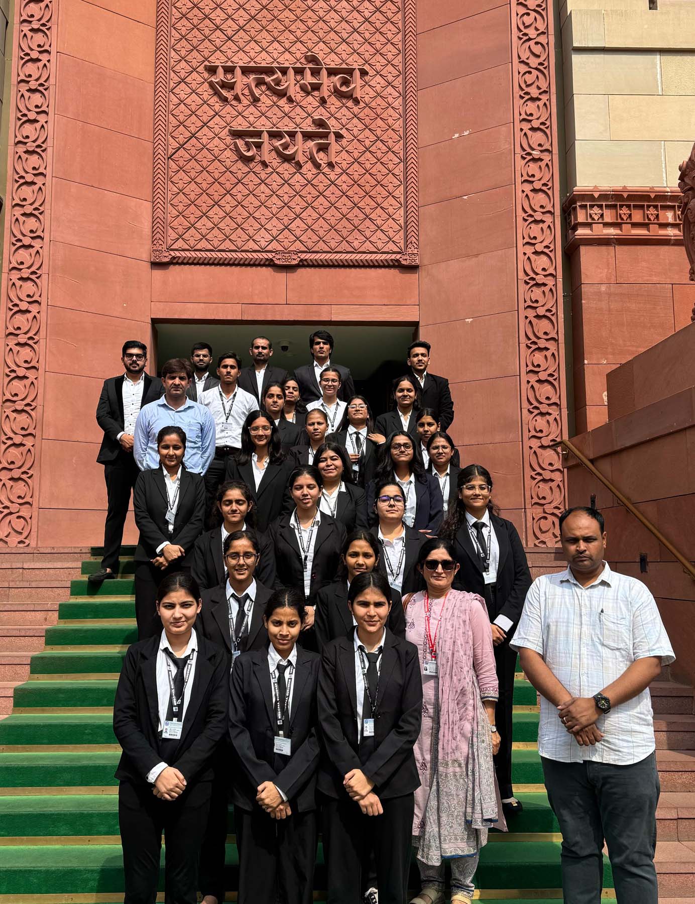 नई दिल्ली में संसद का भ्रमण करने पहुंचे सेंटर फॉर प्रोफेशनल एंड एलाइड स्टडीज (एमडीयू-सीपीएएस) गुरुग्राम के एल.एल.बी. पाठ्यक्रम के विद्यार्थी। नई दिल्ली में संसद का भ्रमण करने पहुंचे सेंटर फॉर प्रोफेशनल एंड एलाइड स्टडीज (एमडीयू-सीपीएएस) गुरुग्राम के एल.एल.बी. पाठ्यक्रम के विद्यार्थी।